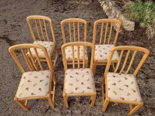 Sillas de madera con estampado floral