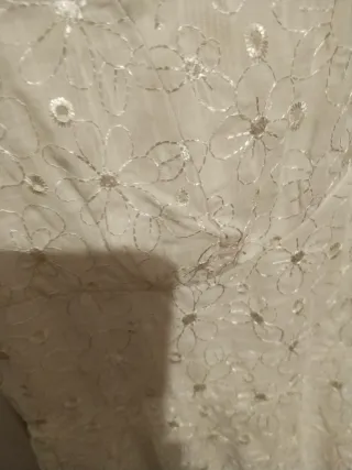 Vestido blanco con bordado floral