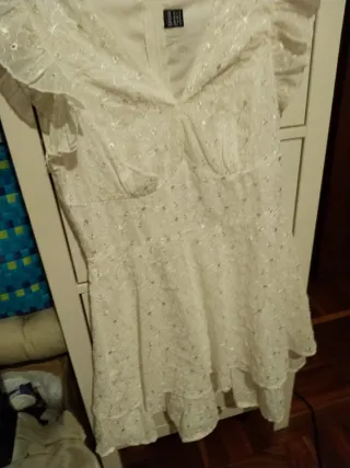 Vestido blanco con bordado floral