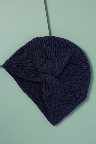 Gorro de lana azul marino con nudo