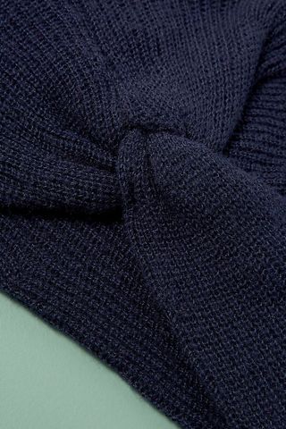 Gorro de lana azul marino con nudo