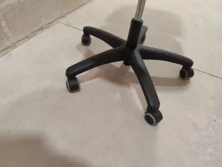 Silla de escritorio negra y azul