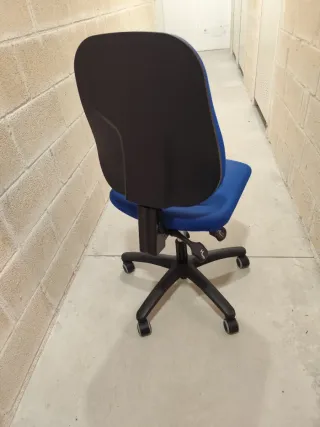 Silla de escritorio negra y azul