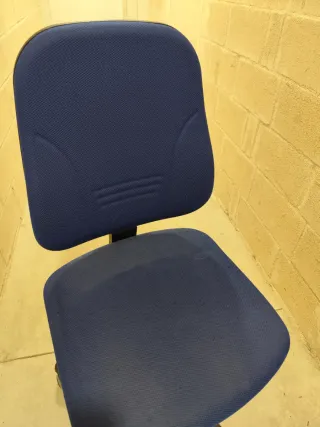 Silla de escritorio negra y azul