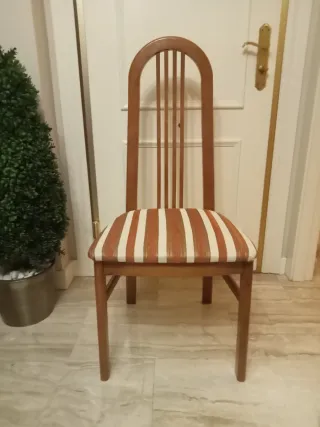 4 Sillas de madera de roble macizo con tapizado a