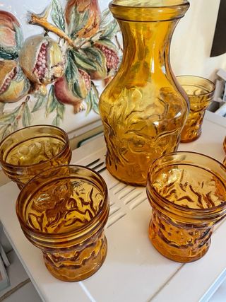 Set vintage bottiglia con 6 bicchieri ambra