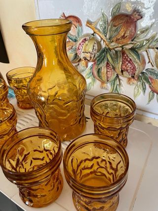 Set vintage bottiglia con 6 bicchieri ambra