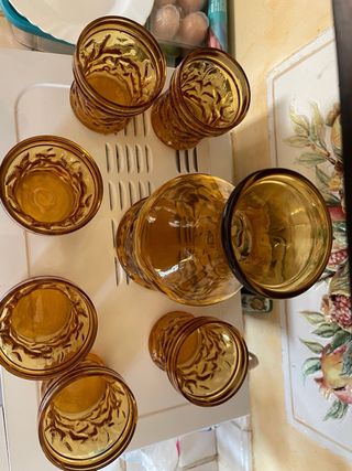 Set vintage bottiglia con 6 bicchieri ambra