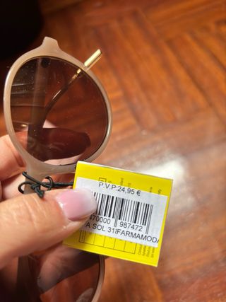 Gafas de sol beige con funda rosa