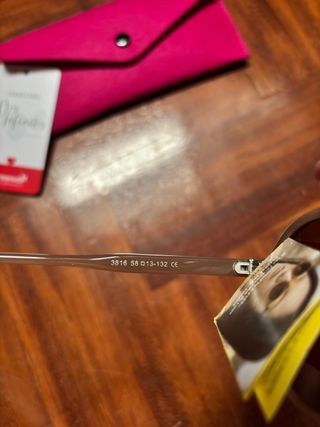 Gafas de sol beige con funda rosa