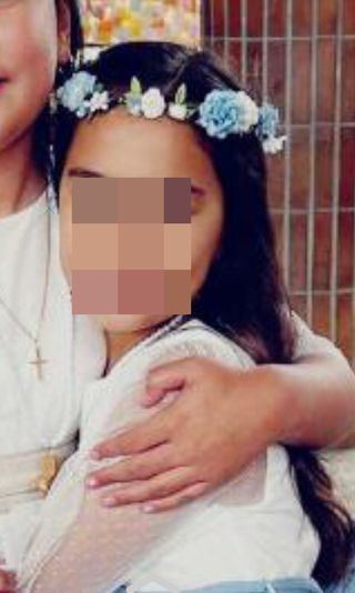 Corona de flores blanca y azul claro empolvado