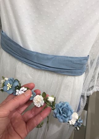 Corona de flores blanca y azul claro empolvado