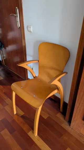 Silla de madera con reposabrazos