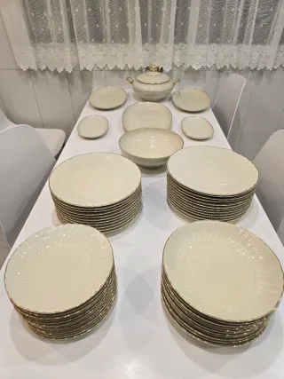 Vajilla de porcelana beige con filo dorado