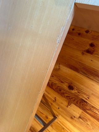 estanterías y mesa de madera URGE