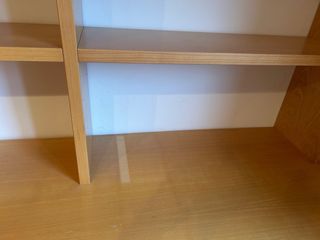 estanterías y mesa de madera URGE