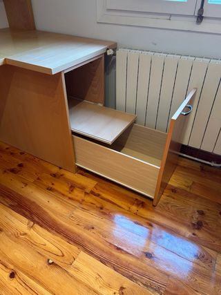 estanterías y mesa de madera URGE