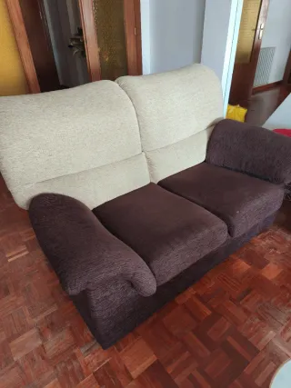 Sofá de tela beige y marrón
