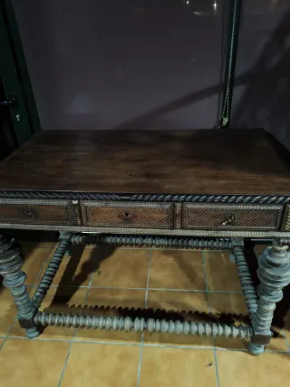 Mesa antigua recibidor tallada