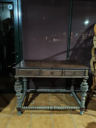 Mesa antigua recibidor tallada