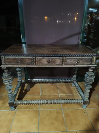 Mesa antigua recibidor tallada