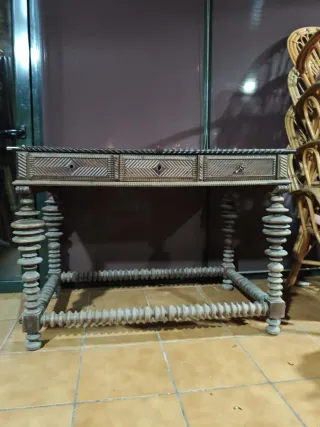 Mesa antigua recibidor tallada