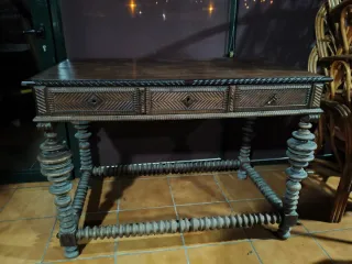 Mesa antigua recibidor tallada