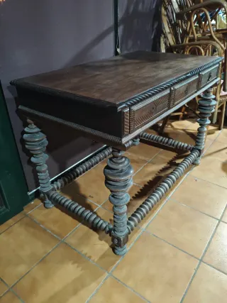 Mesa antigua recibidor tallada