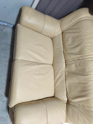 Sofá de piel beige
