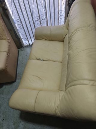 Sofá de piel beige