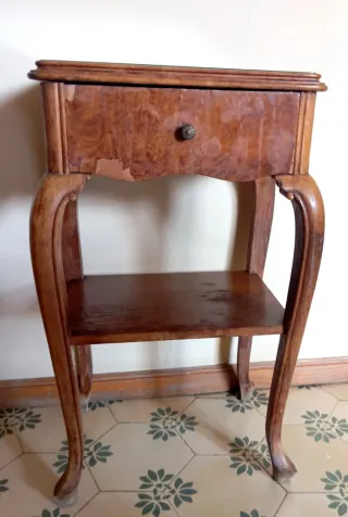 Mesita de noche antigua de madera