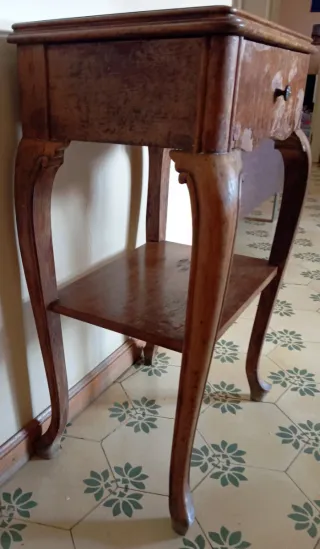 Mesita de noche antigua de madera