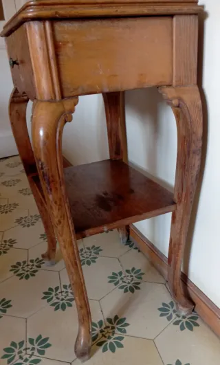 Mesita de noche antigua de madera