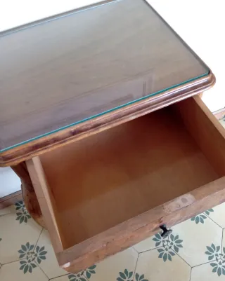 Mesita de noche antigua de madera