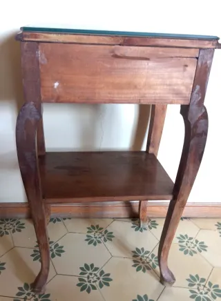 Mesita de noche antigua de madera