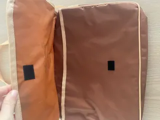 Mochila bandolera marrón con estampado