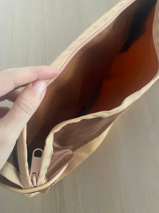 Mochila bandolera marrón con estampado