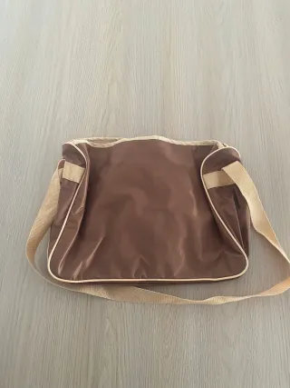 Mochila bandolera marrón con estampado