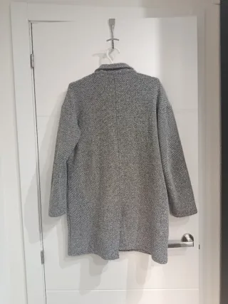 Abrigo gris y negro
