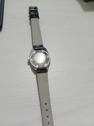 Orologio vintage nero con cinturino in pelle