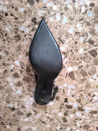 Zapatos tacón Zara grises charol