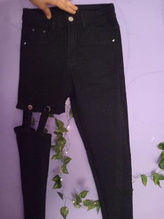 Pantalones vaqueros negros con aberturas