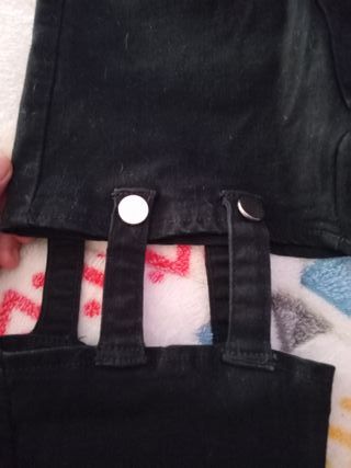 Pantalones vaqueros negros con aberturas