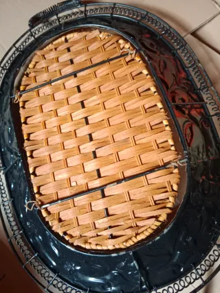 Vassoio antico decorato con interno in vimini,