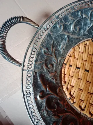 Vassoio antico decorato con interno in vimini,