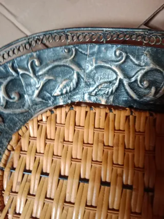 Vassoio antico decorato con interno in vimini,