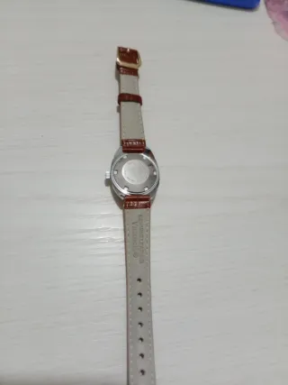 Orologio vintage marrone con cinturino in pelle