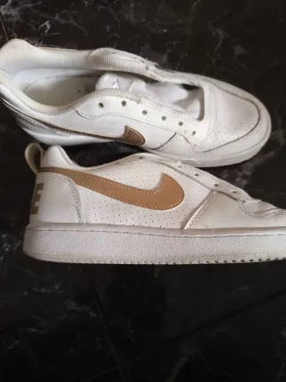 Zapatillas Nike Blancas y Doradas Poco Uso