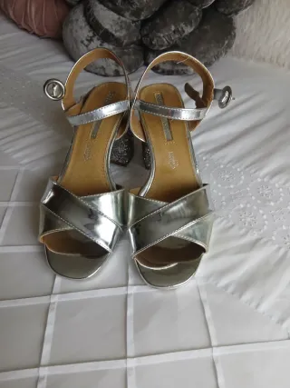 Sandalias de tacón plateadas con glitter