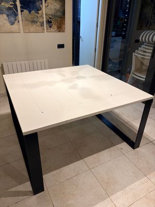 Mesa de comedor moderna blanca y negra